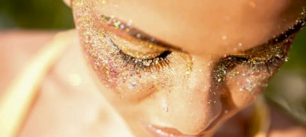 How to apply eye glitter?