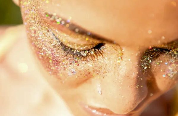 How to apply eye glitter?